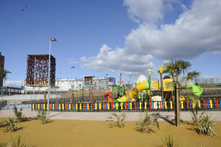 Plaza del Sol parques infantiles