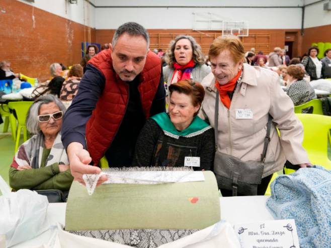 El Alcalde de Móstoles asiste al XI Encuentro Nacional de Encaje de Bolillos (5)