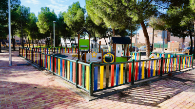destacada El alcalde de Móstoles visita la mejora del entorno del parque infantil de Siete Picos en el PAU-1 (5)