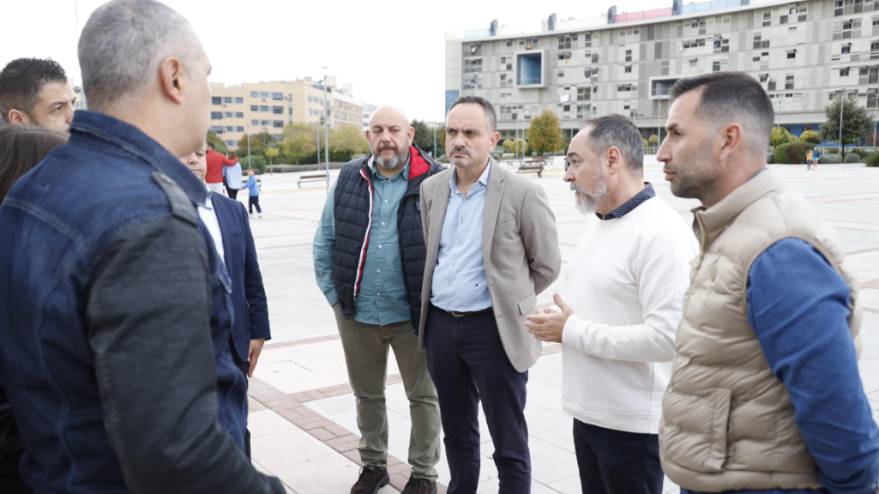 El alcalde se reúne con la plataforma vecinal del PAU-4 (1)