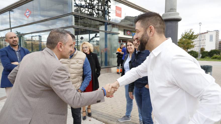 El alcalde se reúne con la plataforma vecinal del PAU-4 (2)