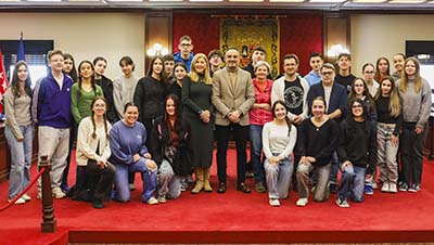 destacada Alumnos franceses de intercambio con el IES Los Rosales visitan el Ayuntamiento de Móstoles