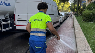 destacada El Ayuntamiento de Móstoles continúa la limpieza barrio a barrio en Estoril II (2)