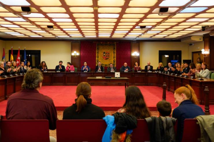 El Ayuntamiento de Móstoles entrega la Medalla de Oro de la ciudad a Luna Reyes (1)