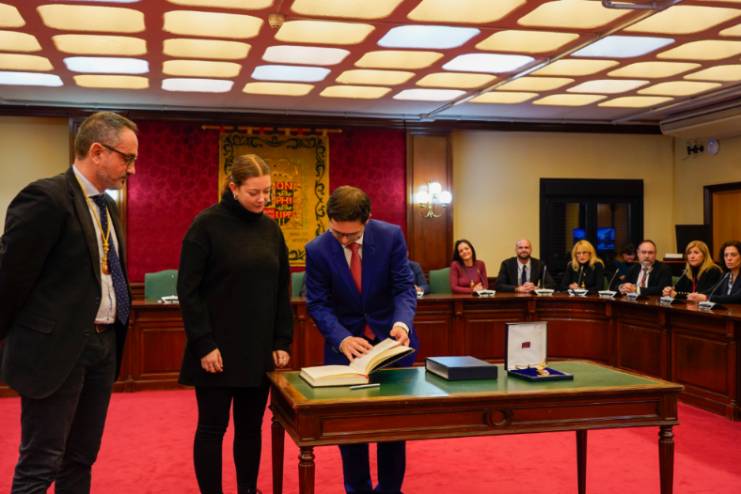 El Ayuntamiento de Móstoles entrega la Medalla de Oro de la ciudad a Luna Reyes (2)