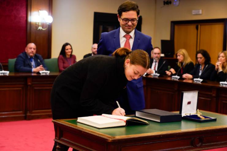 El Ayuntamiento de Móstoles entrega la Medalla de Oro de la ciudad a Luna Reyes (3)