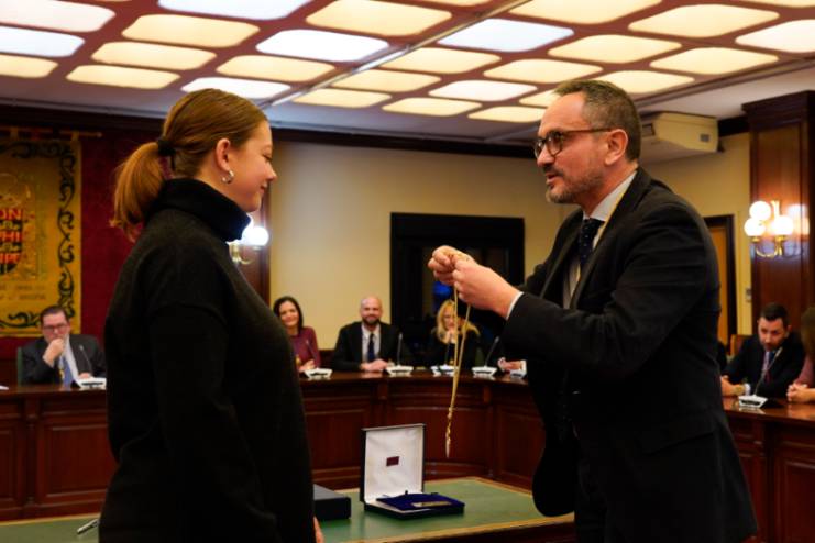 El Ayuntamiento de Móstoles entrega la Medalla de Oro de la ciudad a Luna Reyes (4)