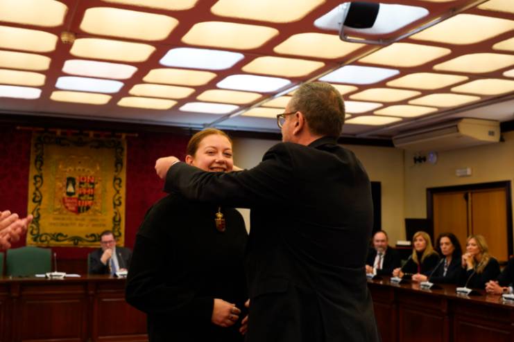 El Ayuntamiento de Móstoles entrega la Medalla de Oro de la ciudad a Luna Reyes (5)
