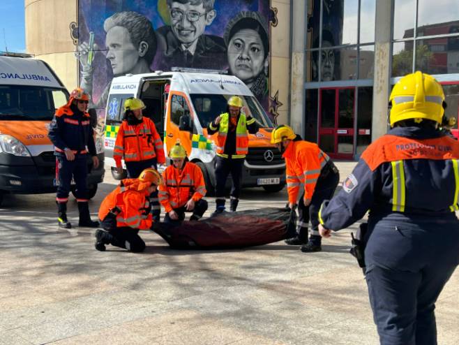 El Ayuntamiento de Móstoles recrea un simulacro de incendio (6)