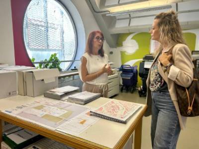 La Concejal de RRHH visita el Archivo Municipal (1)