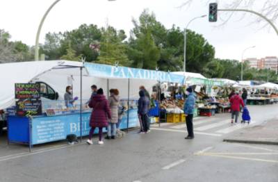 El Gobierno de Móstoles garantiza que los comerciantes del mercadillo mantengan su actividad durante las fiestas trasladándoles temporalmente a la Avenida de Extremadura