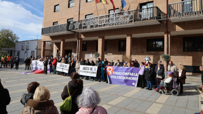 destacada acto institucional por el 25-N en la Plaza de España del municipio (3)