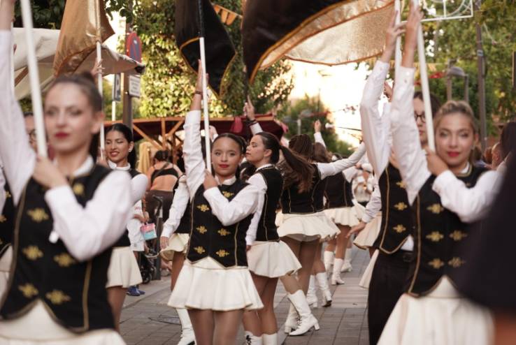 Desfile de gigantes y cabezudos