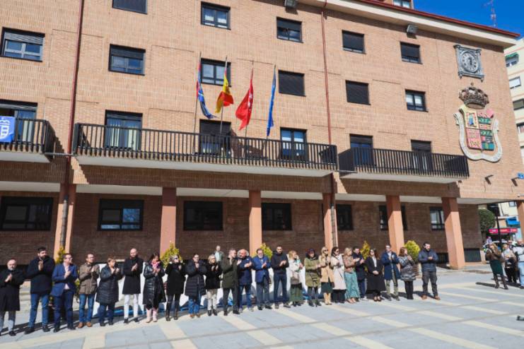 Móstoles guarda un minuto de silencio por las víctimas del 11-M (4)