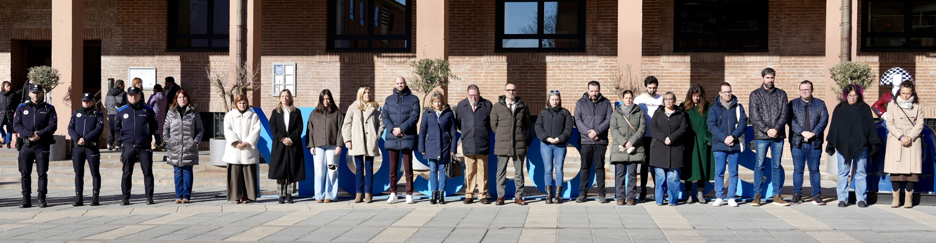 slider Móstoles guarda un minuto de silencio por las víctimas del accidente de ferrocarril en Adamuz (1)