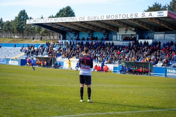 Partido de CD Móstoles contra el Navalcarnero