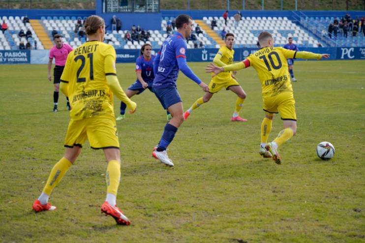 Partido de CD Móstoles contra el Navalcarnero