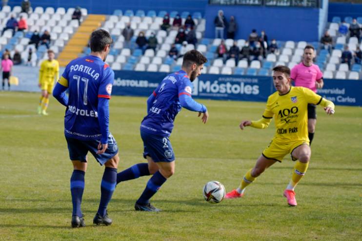 Partido de CD Móstoles contra el Navalcarnero