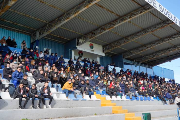 Partido de CD Móstoles contra el Navalcarnero