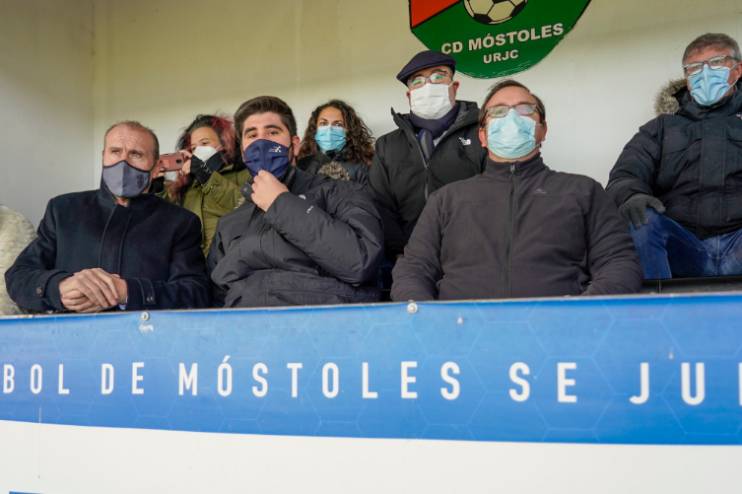 Partido de CD Móstoles contra el Navalcarnero