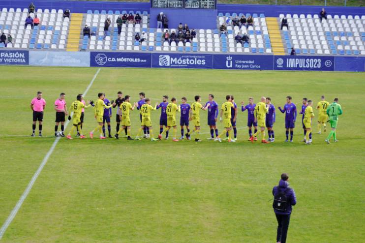 Partido de CD Móstoles contra el Navalcarnero