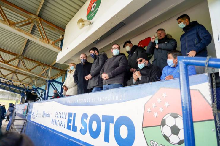 Partido de CD Móstoles contra el Navalcarnero