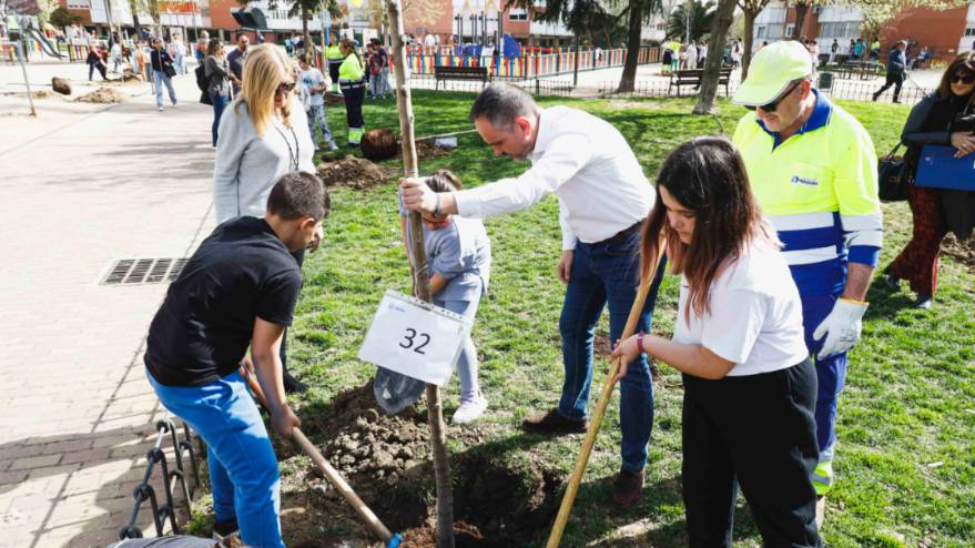 Un total de 160 niños de Móstoles plantan árboles con motivo del Día del Árbol (2)