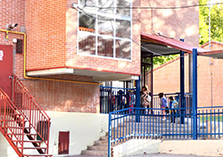 Niños entrando en colegios peq