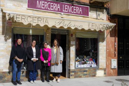 La Alcaldesa visita la mercería y lencería "Paloma"