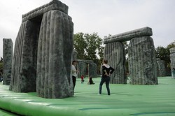 APERTURA HINCHABLE stonehenge 2