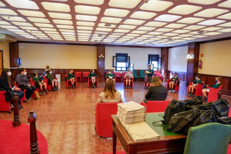 Los alumnos de primaria del Colegio Villa de Móstoles entregan sus cartas a la Alcaldesa Noelia Posse 2
