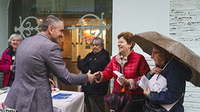 destacada El alcalde asiste a la mesa de la Asociación Párkinson de Móstoles (1) copia