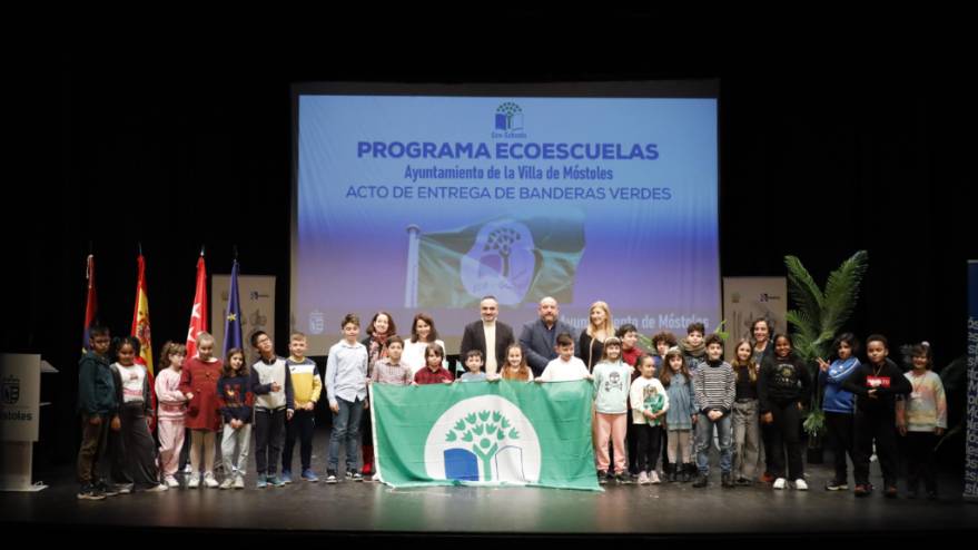 El Alcalde de Móstoles hace entrega de las Banderas Verdes de Ecoescuelas a 6 colegios de la ciudad (1)