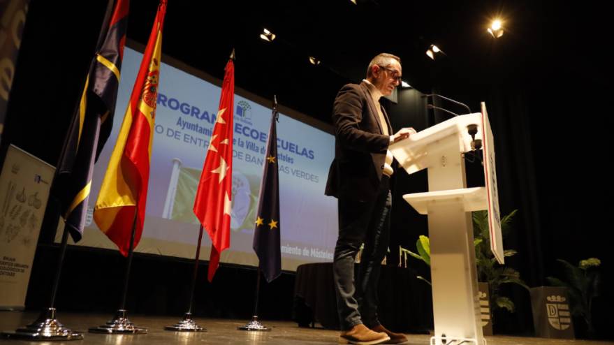 El Alcalde de Móstoles hace entrega de las Banderas Verdes de Ecoescuelas a 6 colegios de la ciudad (3)
