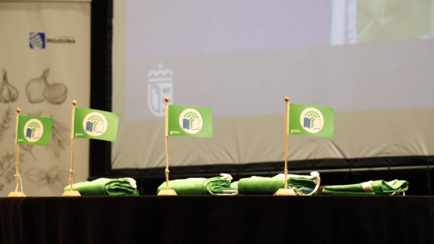 El Alcalde de Móstoles hace entrega de las Banderas Verdes de Ecoescuelas a 6 colegios de la ciudad (4)