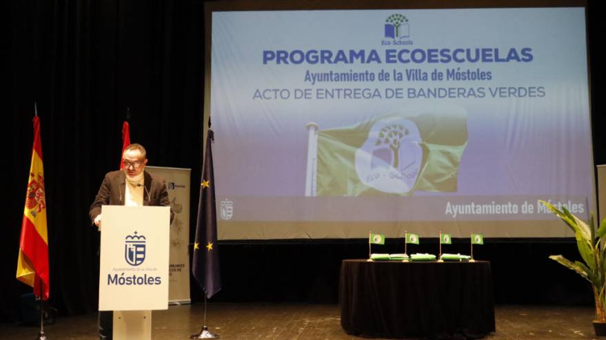 El Alcalde de Móstoles hace entrega de las Banderas Verdes de Ecoescuelas a 6 colegios de la ciudad (5)