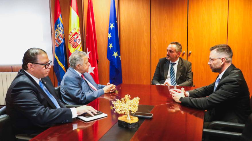 El Alcalde de Móstoles se reúne con el Embajador de la República Dominicana (2)