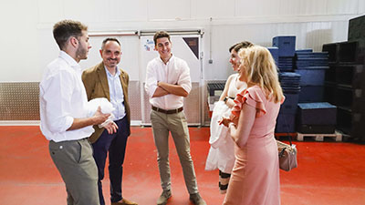 destacada El alcalde visita la empresa de restauración para centros educativos Las Murallas