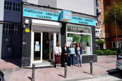 La Alcaldesa visita la librería y papelería Las Mussas (1)