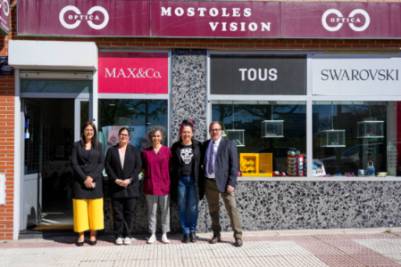 La Alcaldesa visita la óptica Móstoles Visión (1)