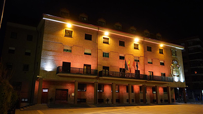 destacada El Ayuntamiento ilumina de amarillo su fachada por el Día Mundial de la Osteogénesis Imperfecta