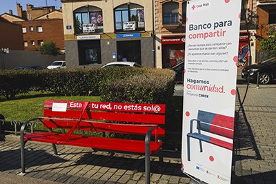 destacada Instalación de un banco rojo