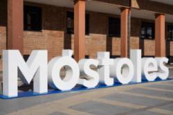 fachada Ayto con letras blancas_11