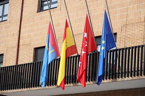 destacada Banderas a media asta en Móstoles copia