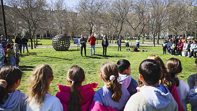 destacada Un grupo de 190 escolares de Móstoles plantan árboles en el Parque Lineal Arroyo del Soto