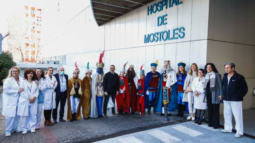 Los Reyes Magos visitan a los niños del comedor social San Simón de Rojas y de los hospitales de Móstoles (3)