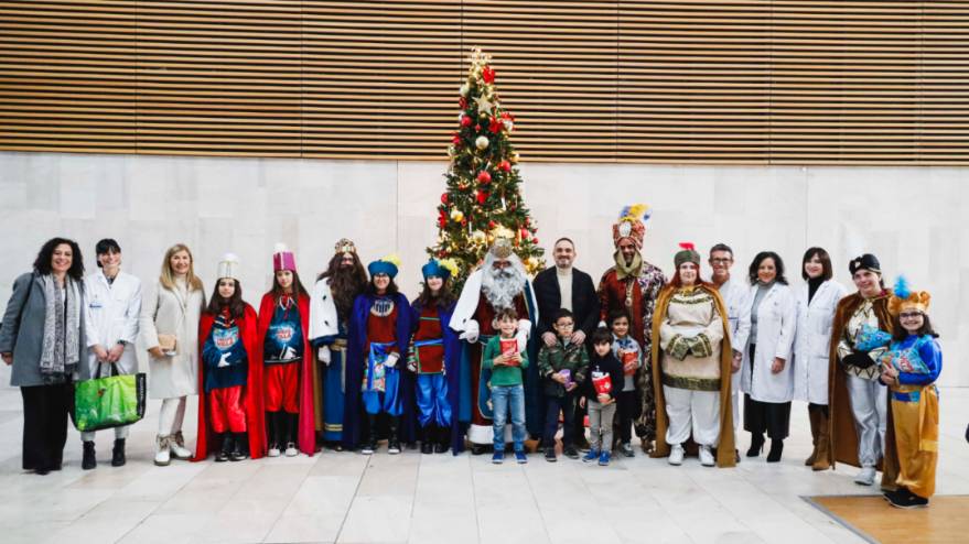 Los Reyes Magos visitan a los niños del comedor social San Simón de Rojas y de los hospitales de Móstoles (5)