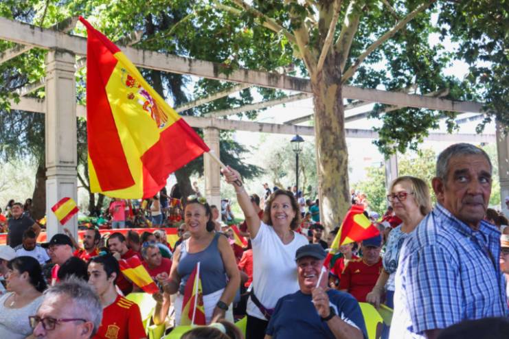 Móstoles acude masivamente a apoyar a la selección femenina de fútbol de España (1)