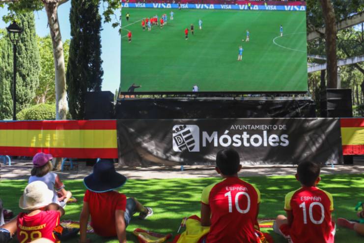 Móstoles acude masivamente a apoyar a la selección femenina de fútbol de España (4)