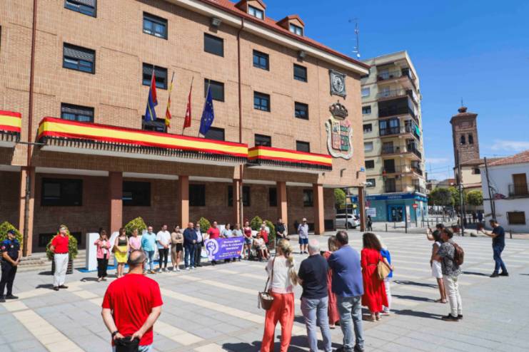 Móstoles guarda un minuto de silencio en apoyo a las familias de las cinco víctimas de violencia de género asesinadas este fin de semana (1)